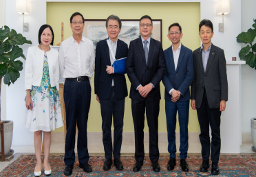 Guest and representatives of HKBU posed for a group photo